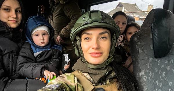 Поліцейські під обстрілами евакуювали з-під Донецька п'ятьох дітей із їхніми сім'ями - Події